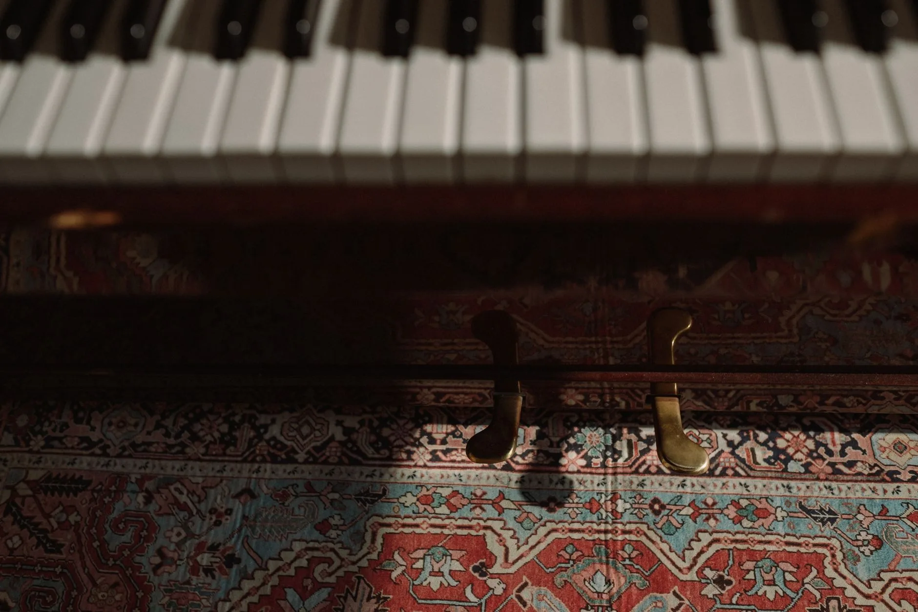 Müzik stüdyosunda eski bir piyano