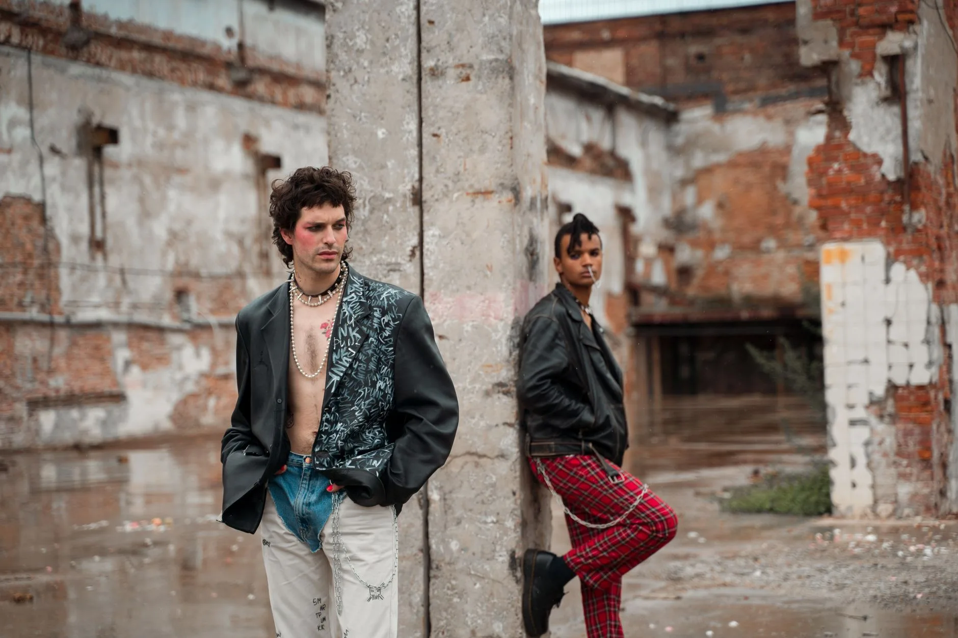 Punk dönemini yansıtan renkli sahne kostümleri ve aksesuarlar