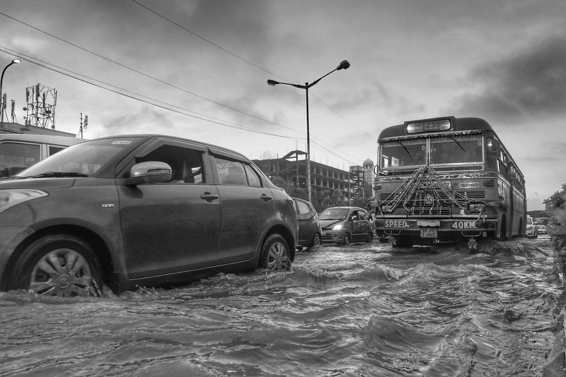 Şiddetli yağış sonrası suyla kaplanan şehir caddesi