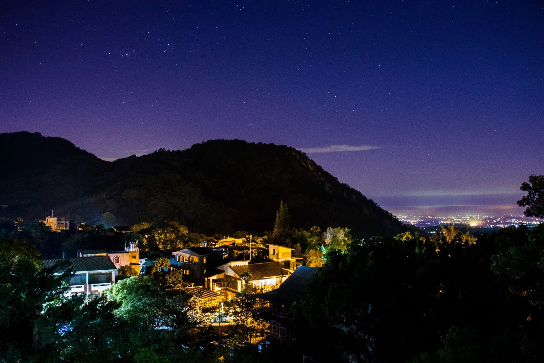 Tayvan’ın dağlık gece manzarası