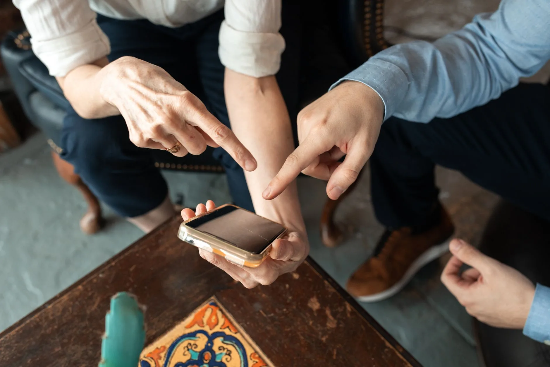 Sosyal medya tartışmalarını gösteren telefon ekranı