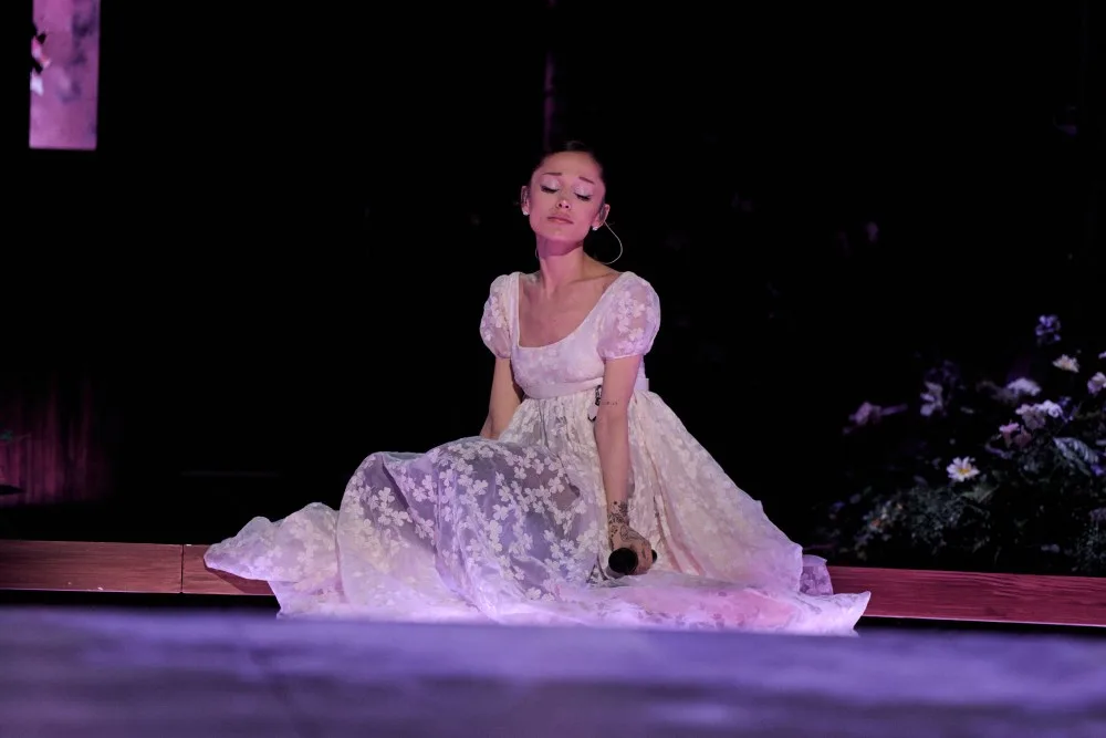 'Sunday in the Park With George' 2027'de Ariana Grande'siz Sahnelenecek