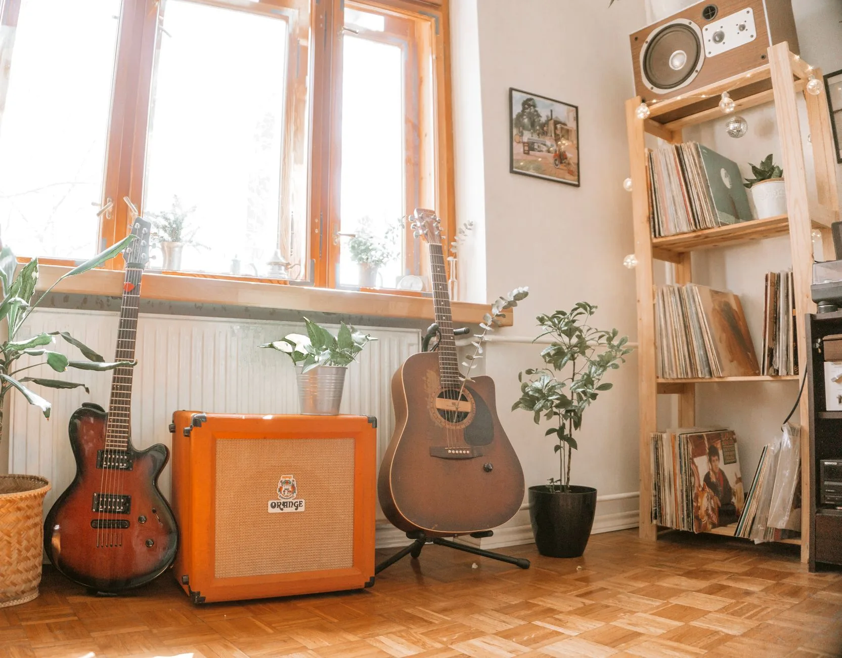 Ev ortamında akustik gitarla müzik kaydı yapan sanatçı