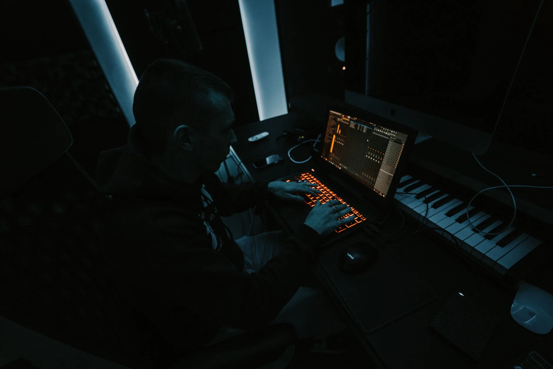 Bilgisayar ekranında yapay zekâ destekli müzik üretimini gösteren stüdyo