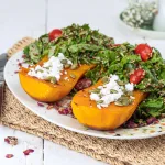Kavrulmuş balkabağı ve yeşilliklerle hazırlanan sonbahar salatası