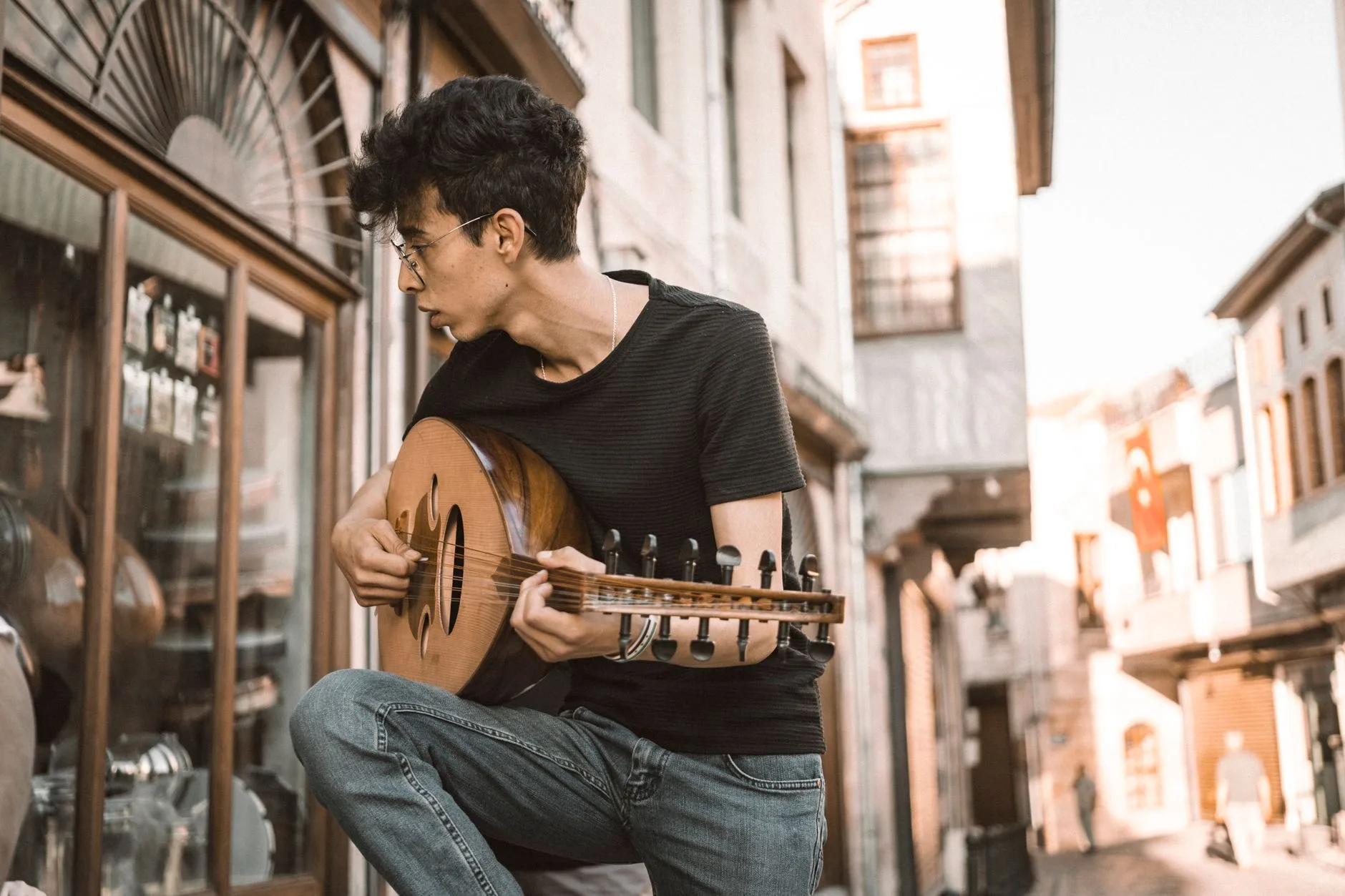 Lavta çalan müzisyen ve tarihi müzik performansı