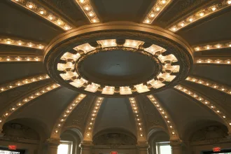 Rubens’in tavan resmi bulunan tarihi Banqueting House iç mekânı