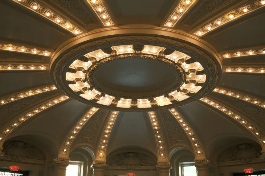 Rubens’in tavan resmi bulunan tarihi Banqueting House iç mekânı