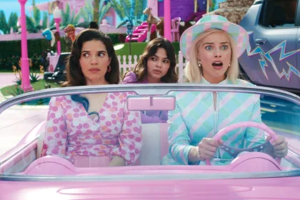 Pembe tonlarla aydınlatılmış boş film seti