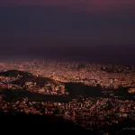 1980'lerin Barcelona gece hayatını çağrıştıran bir şehir manzarası