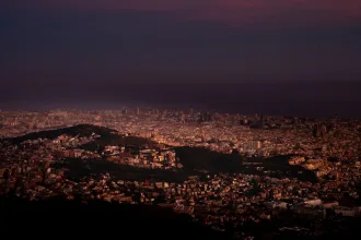 1980'lerin Barcelona gece hayatını çağrıştıran bir şehir manzarası