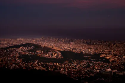 1980'lerin Barcelona gece hayatını çağrıştıran bir şehir manzarası