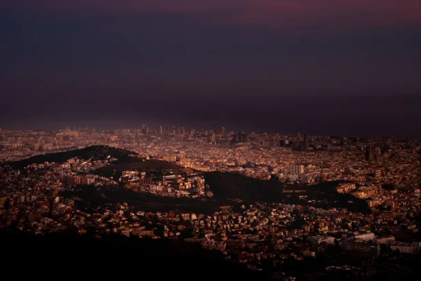 1980'lerin Barcelona gece hayatını çağrıştıran bir şehir manzarası