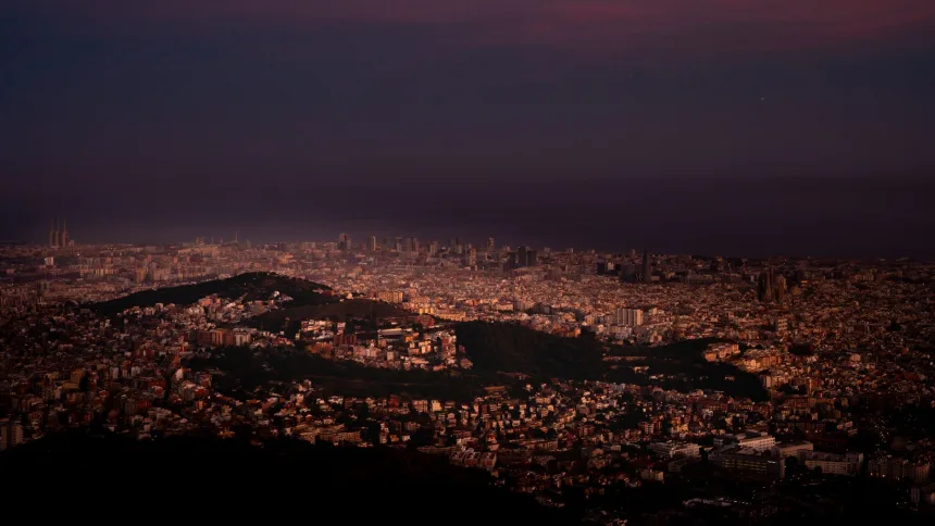 1980'lerin Barcelona gece hayatını çağrıştıran bir şehir manzarası