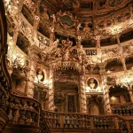 Bayreuth Festivali'ndeki opera salonunu andıran tarihi bir tiyatro içi