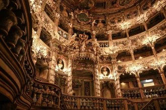 Bayreuth Festivali'ndeki opera salonunu andıran tarihi bir tiyatro içi