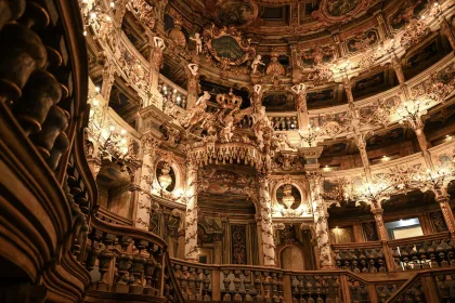 Bayreuth Festivali'ndeki opera salonunu andıran tarihi bir tiyatro içi