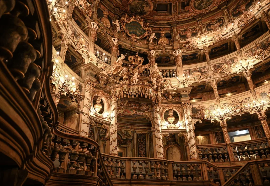 Bayreuth Festivali'ndeki opera salonunu andıran tarihi bir tiyatro içi