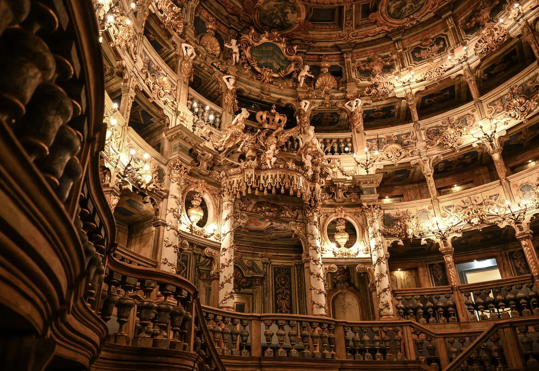 Bayreuth Festivali'ndeki opera salonunu andıran tarihi bir tiyatro içi