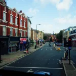 Londra’da yaz ağaçlarıyla çevrili bir yaya geçidi