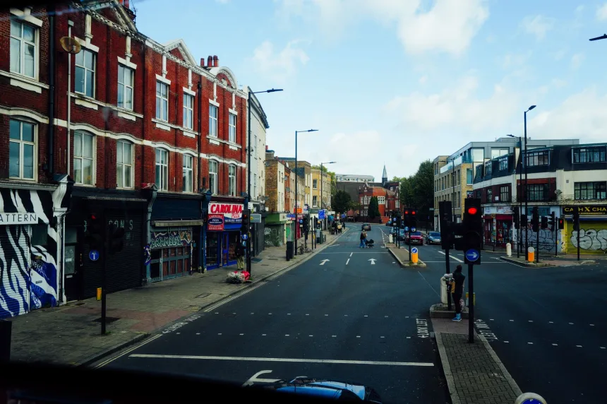 Londra’da yaz ağaçlarıyla çevrili bir yaya geçidi
