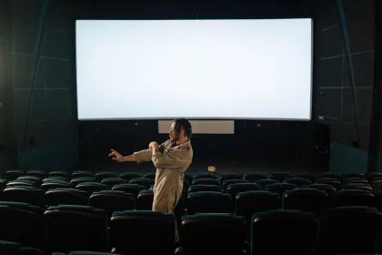 Teknoloji temalı karanlık bir sinema salonunda perdeye yansıyan görüntü