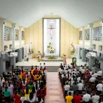 Bonnie Tyler için düzenlenen anma töreninde kilise önünde toplanan hayranlar