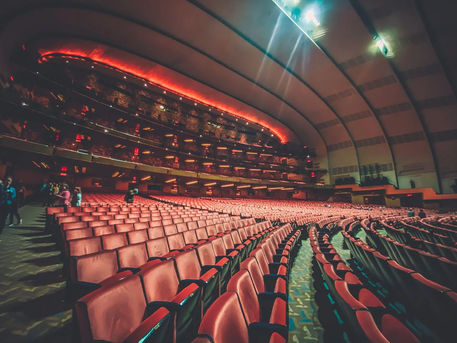 Broadway tiyatrosunda izleyici koltukları