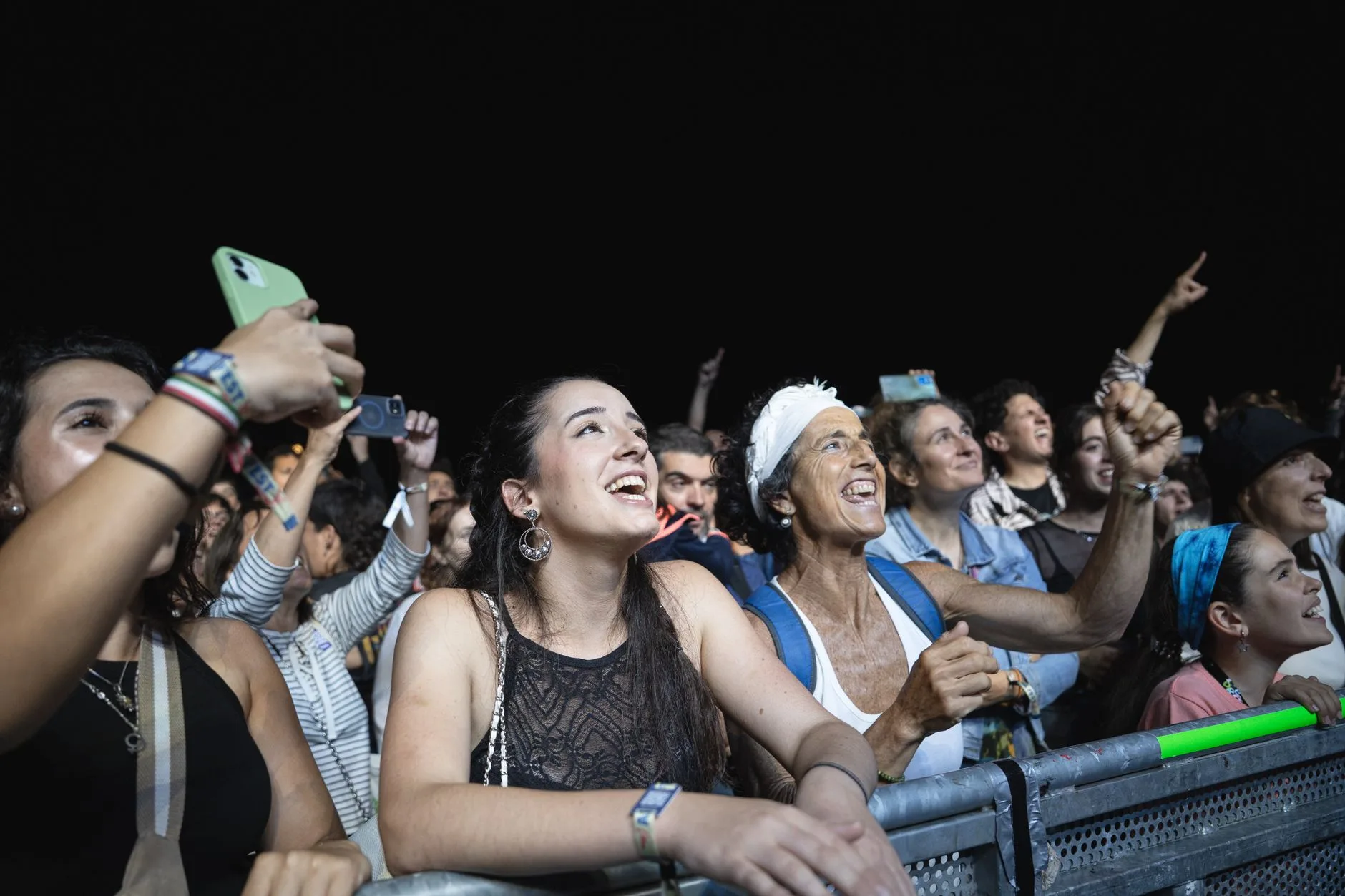 Konserde ışıklı küreler taşıyan hayranlar