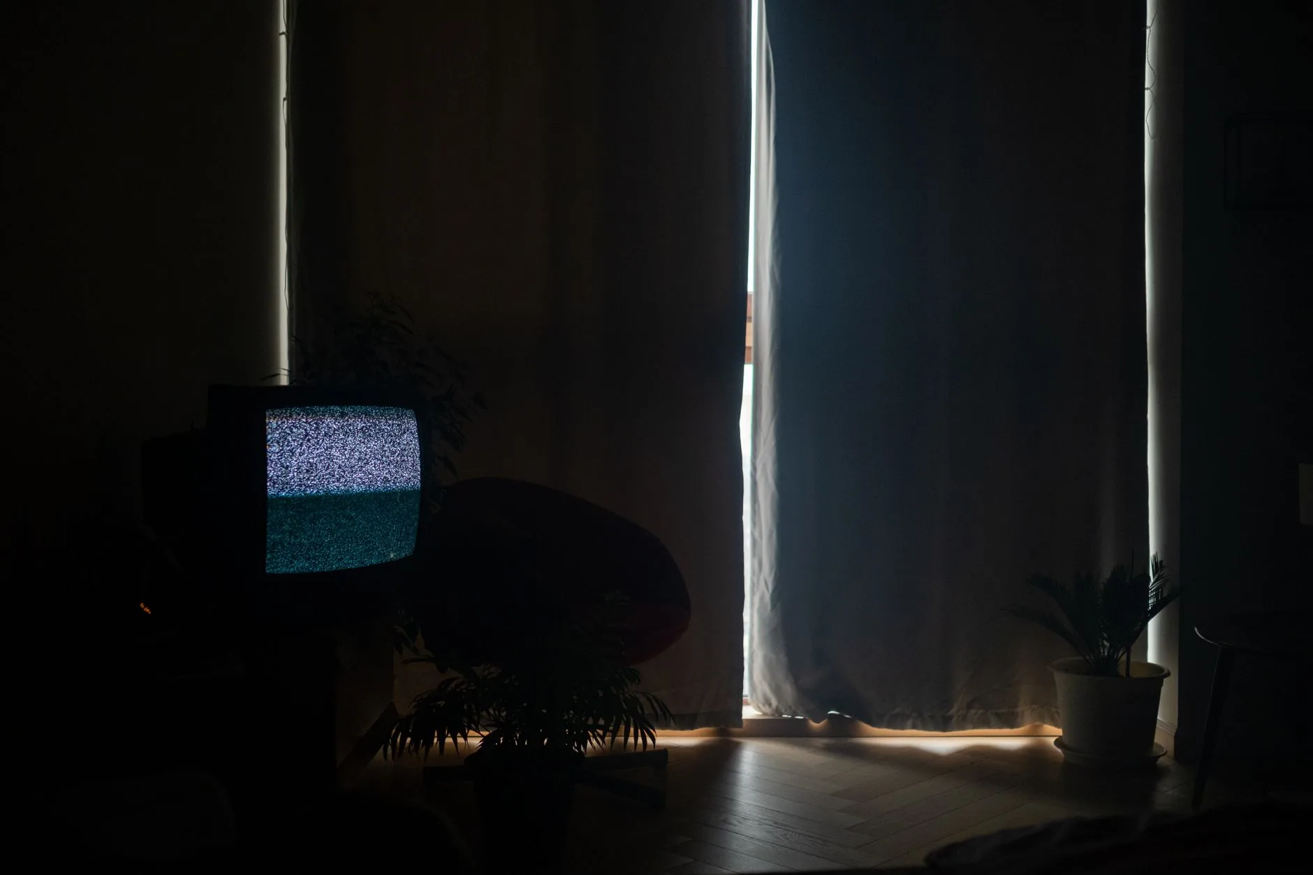 Karanlık bir odada açık televizyon ekranı