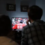 Gece saatlerinde televizyon izlenen bir oturma odası