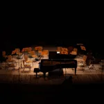 James Bond klasiklerinin seslendirildiği konser gecesini temsil eden orkestra sahnesi