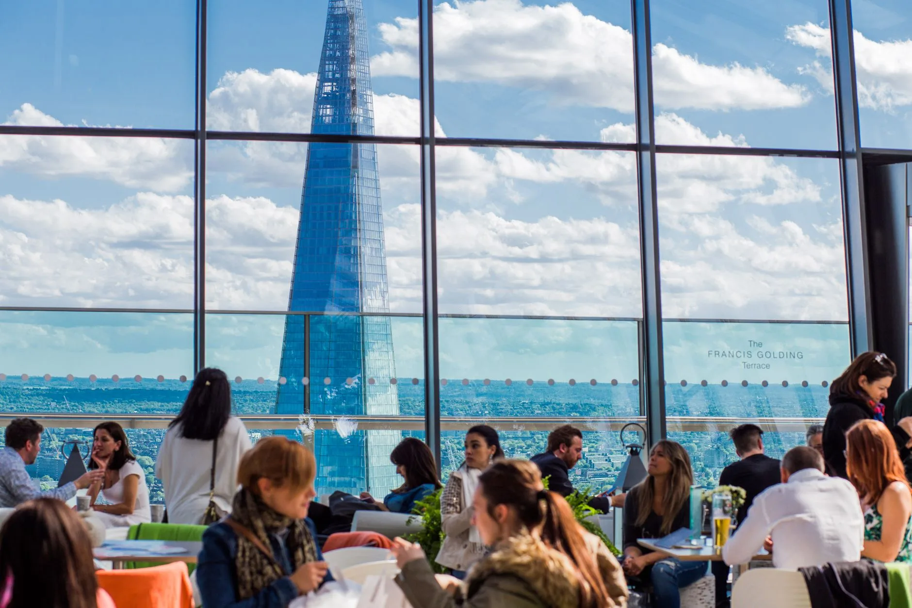 Londra’da bir restoranın açık hava terasında yemek yiyen konuklar