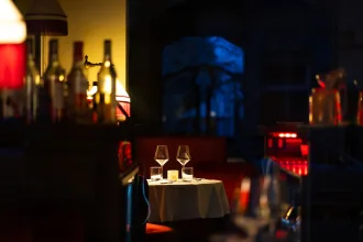 Londra’daki zarif bir Avrupa bistrosunun iç mekânı