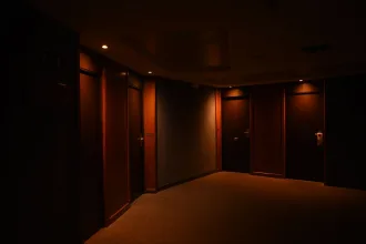 Karanlık bir otel koridoru