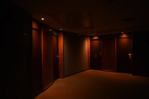 Karanlık bir otel koridoru