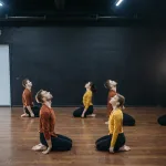 Dansçıların prova stüdyosunda vahşi ve enerjik bir koreografi çalışması