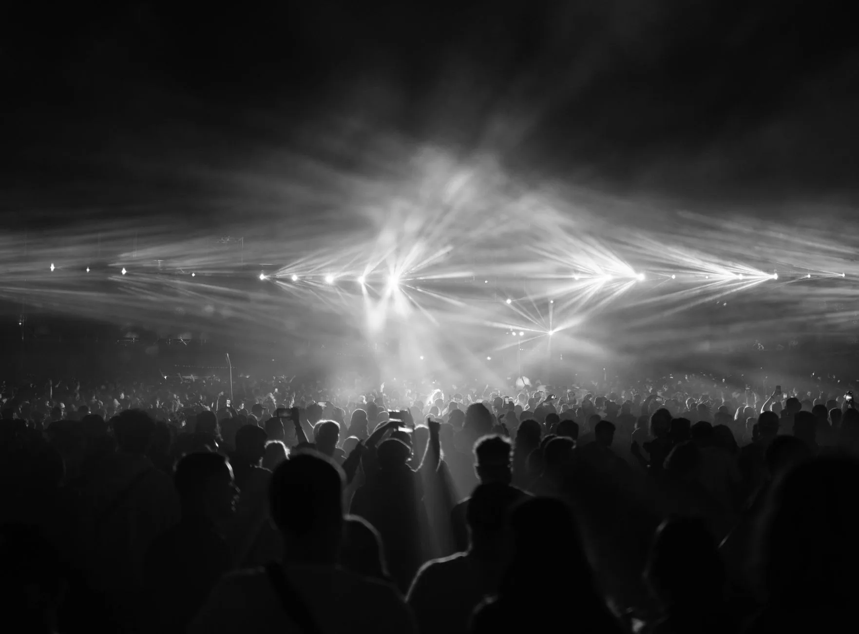 Festival kalabalığı ve sahne ışıkları
