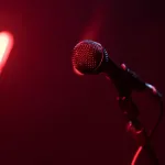 Sahnede performans sergileyen bir stand-up komedyeni