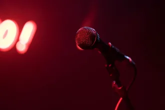 Sahnede performans sergileyen bir stand-up komedyeni