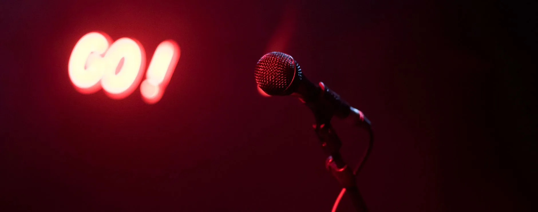 Sahnede performans sergileyen bir stand-up komedyeni