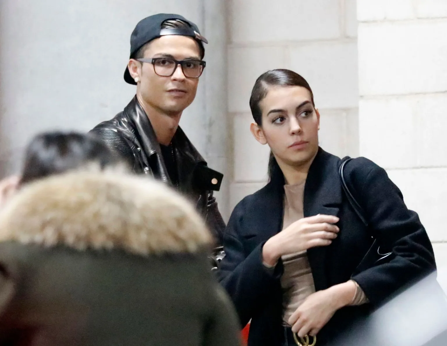 Cristiano Ronaldo ve Georgina Rodríguez'in evde gerçekleşen samimi düğününü temsil eden oturma odası