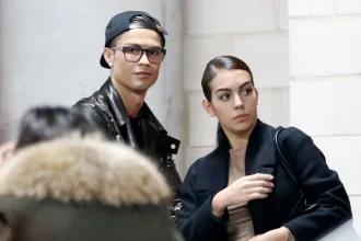 Cristiano Ronaldo ve Georgina Rodríguez'in evde gerçekleşen samimi düğününü temsil eden oturma odası