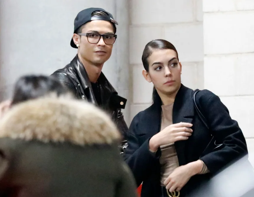 Cristiano Ronaldo ve Georgina Rodríguez'in evde gerçekleşen samimi düğününü temsil eden oturma odası