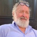 Yarış otomobili ve sinema prodüksiyonunu çağrıştıran bir pist sahnesi