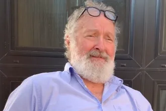 Yarış otomobili ve sinema prodüksiyonunu çağrıştıran bir pist sahnesi