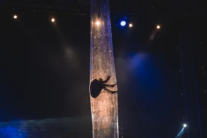 Direk üzerinde gerçekleştirilen çağdaş dans performansı