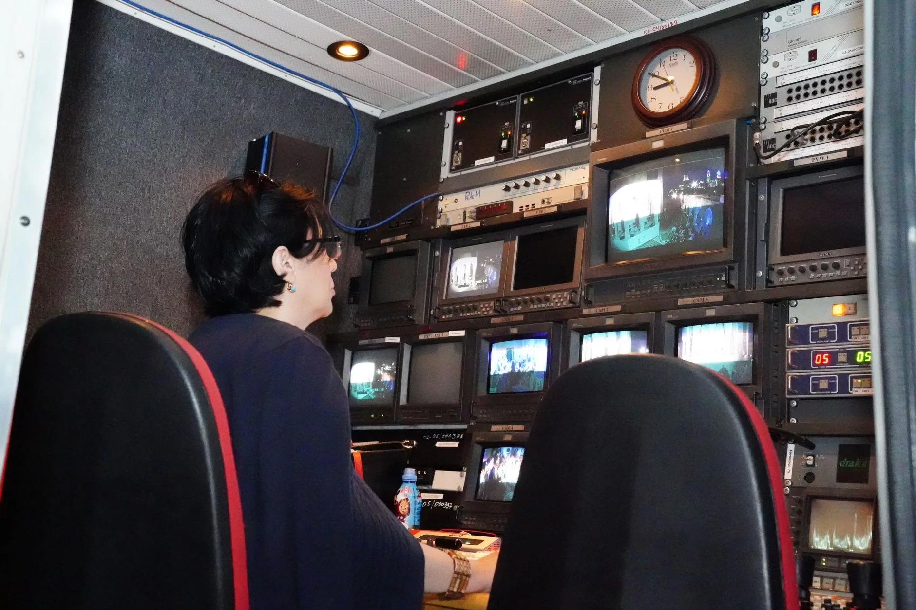 Özel haber yayını hazırlayan televizyon kontrol odası