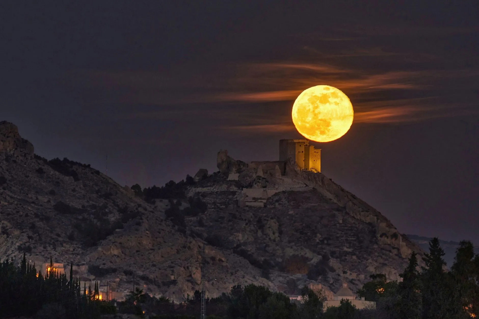 Romantik fantezi atmosferindeki mum ışıklı kale içi