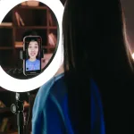 Akıllı telefon üzerinden dikey kısa video hazırlayan içerik üreticisi
